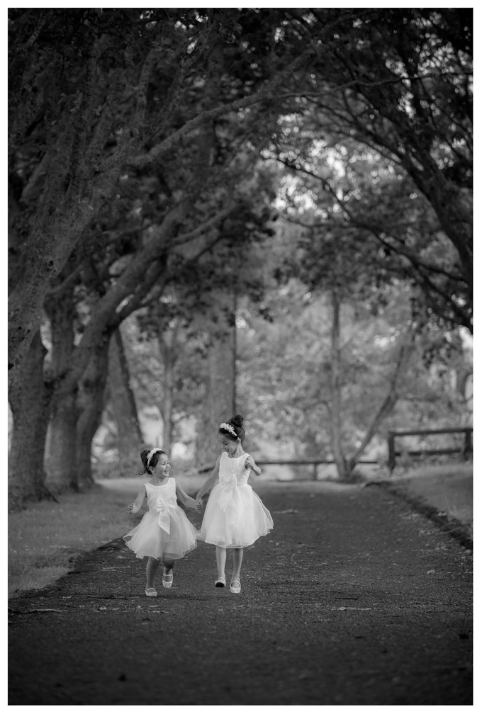 Auckland wedding photo by Chris Loufte at teh River Head Tavern