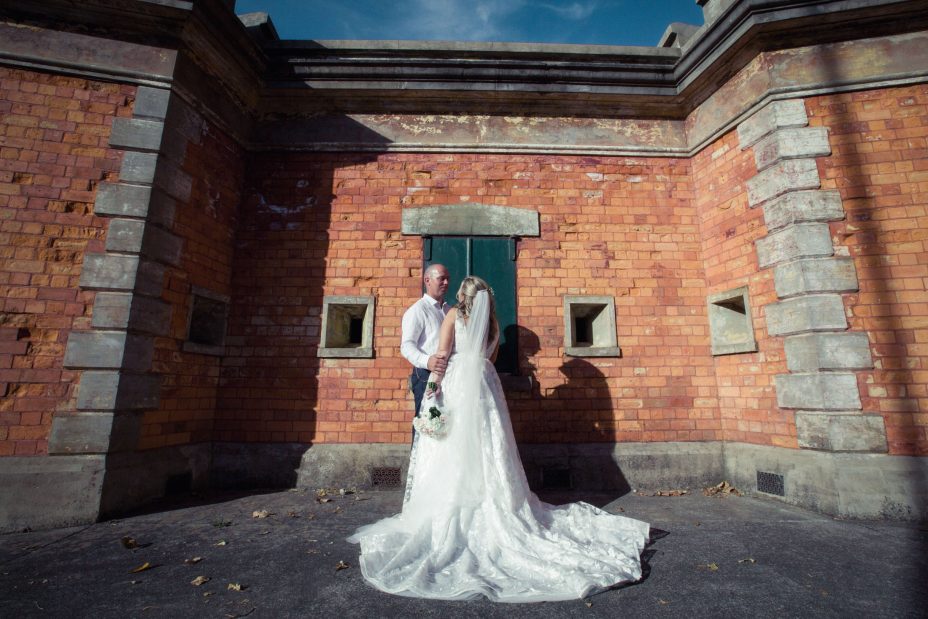 bride and groom wedding photo at fort takapuna